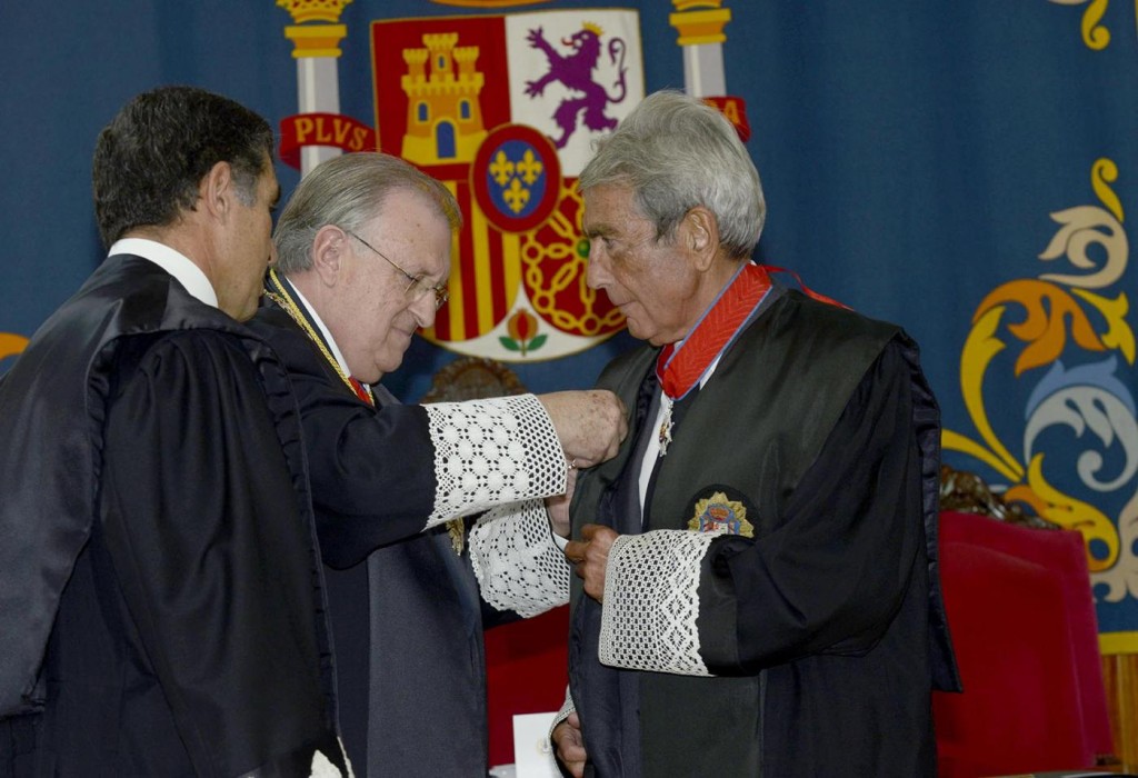 Francisco Carmona Pozas recibió la Cruz de la Orden de San Raimundo de Peñafort, concedida a a propuesta del Colegio Oficial de Graduados Sociales de Cádiz-Ceuta